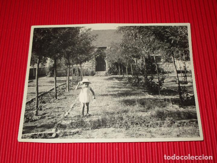 Fotografia antica: ANTIGUA Y BONITA FOTOGRAFIA DE POSANDO NI&Ntilde;O, NI&Ntilde;A O BEBE EN LA CASA DEL PUEBLO