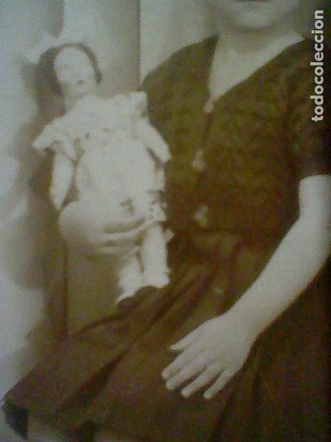 Fotograf&iacute;a antigua: MU&Ntilde;ECA CARA PINTADA TRAPO 1941 FOTOGRAFIA NI&Ntilde;A SELLO FOTOGRAFO DORSO 8,3 X 6 CMS