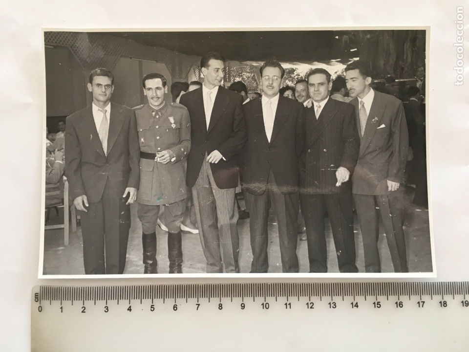Photographie ancienne: FOTO. BODA DE LAS MELLIZAS. AMIGOS DE LOS NOVIOS. REPORT. GR&Aacute;FICOS M&Aacute;RQUEZ. VALENCIA.