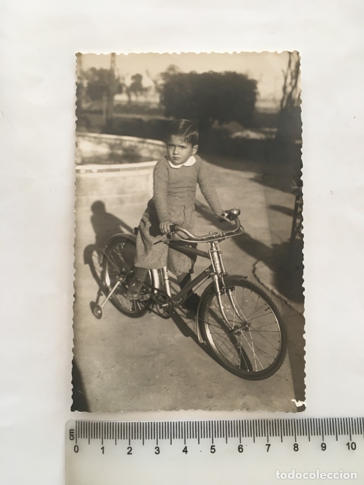 Fotograf&iacute;a antigua: FOTO. APRENDIENDO A MONTAR EN BICICLETA. FOTO VERDES. CABA&Ntilde;AL.