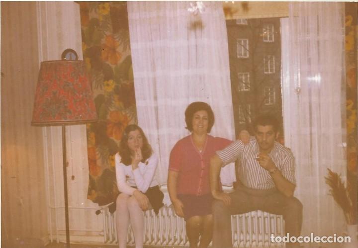 Alte Fotografie: == GG103 - FOTOGRAFIA - PADRES CON SU HIJA SENTADOS EN UN RADIADOR
