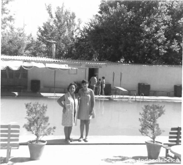 Fotograf&iacute;a antigua: ==GG290 - FOTOGRAF&Iacute;A - MADRE Y SU HIJA JUNTO A UNA PISCINA