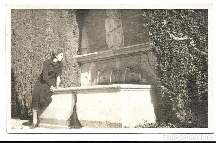 Fotograf&iacute;a antigua: FOTOGRAFIA  ANTIGUA DE - UNA DAMA EN LA FUENTE DE TRES CA&Ntilde;OS -
