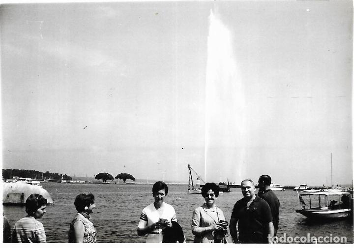 Fotografia antiga: == GG959 - FOTOGRAFIA - AMIGOS JUNTO AL  SURTIDOR DEL LAGO LEMAN - GINEBRA - 1968