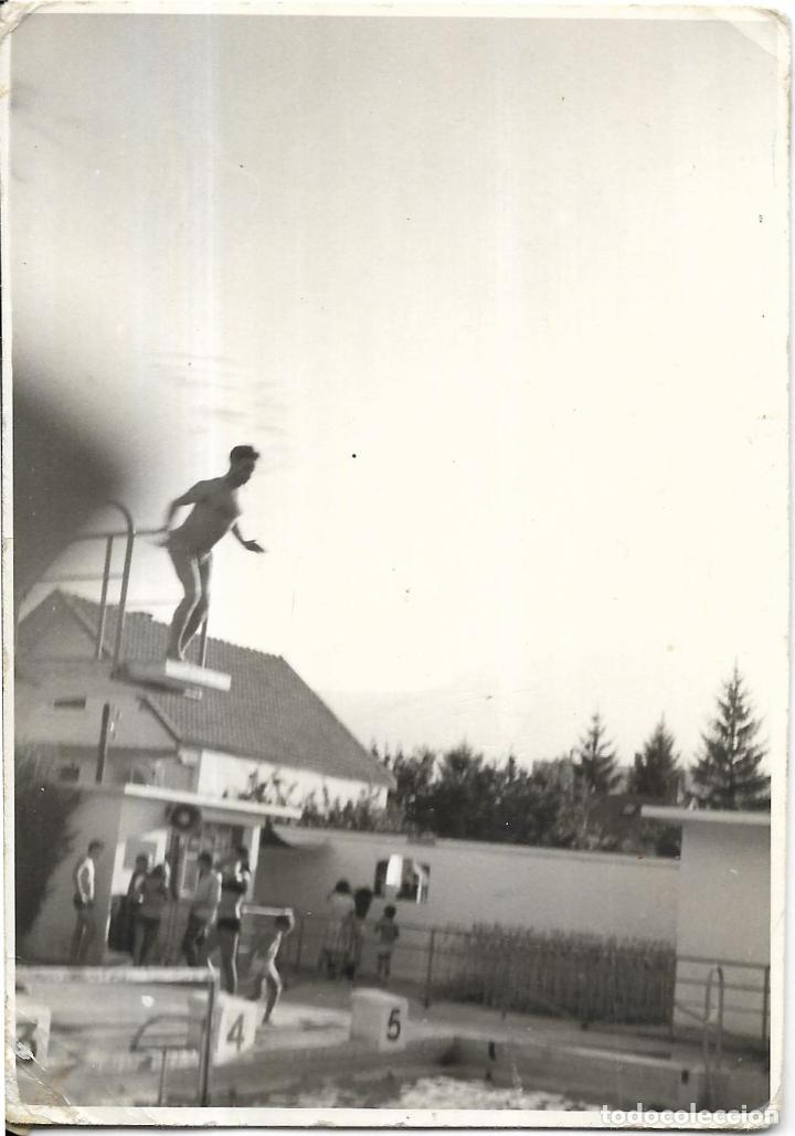 Fotografia antica: *** AM750 - FOTOGRAFIA - JOVEN TIRANDOSE DE UN TRANPOLIN