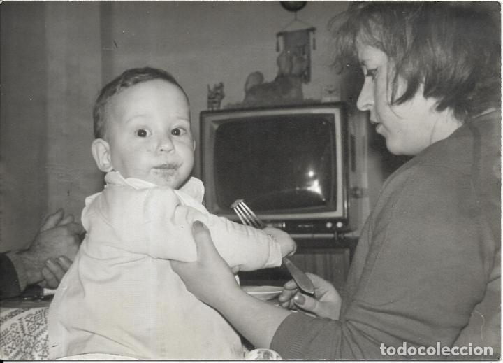 Fotograf&iacute;a antigua: :::: LL26 - FOTOGRAFIA - NI&Ntilde;ITO COMIENDO DELANTE DE UN ANTIGUO TELEVISOR - 17 X 12 CM.