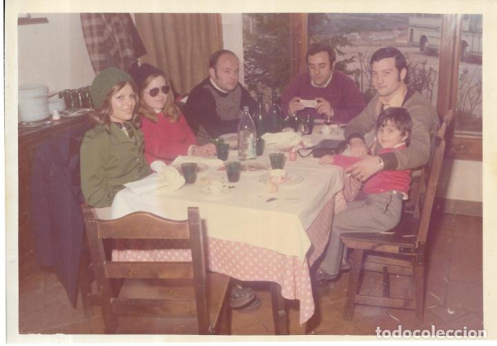 Fotograf&iacute;a antigua: :::: FF106 - FOTOGRAFIA - AMIGOS EN UNA COMIDA - 17 X 12 CM.