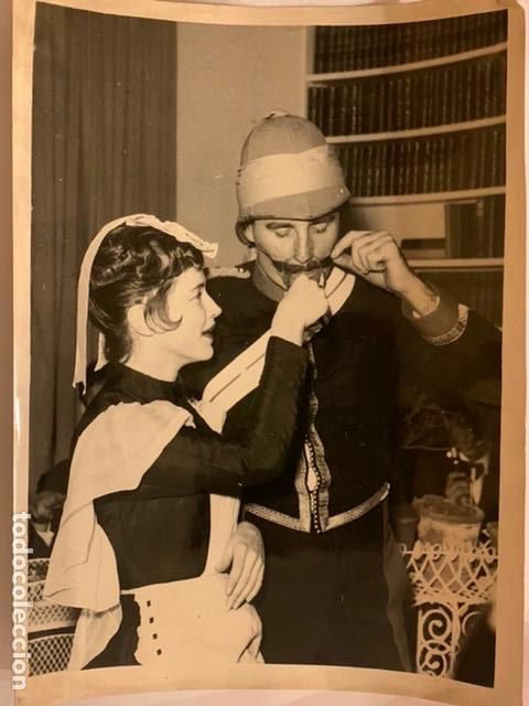 Antique Photography: FOTO KEYSTONE. FIESTA DE DISFRACES EN LONDRES POR LA PRESENTACION DE UN LIBRO. A&Ntilde;O 1957