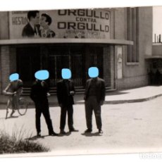 Fotografía antigua: FOTO MOTRIL CINEMA CINE CARTEL DE ORGULLO CONTRA ORGULLO CHARLTON HESTON JANE WYMAN HOMBRE BICICLETA. Lote 196488468