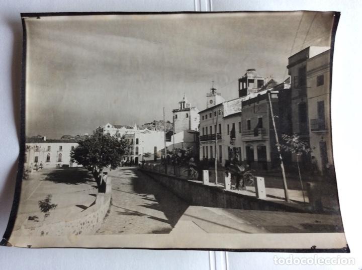Fotografia antiga: FOTOGRAF&Iacute;A, FOTO VISTA PARCIAL DE LA PLAZA. ALBURQUERQUE. BADAJOZ. 18x24 CMS.