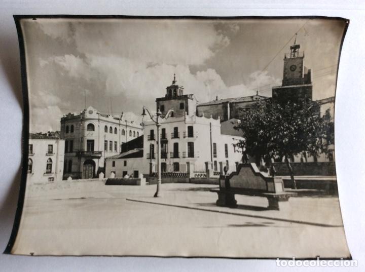Alte Fotografie: FOTOGRAF&Iacute;A, FOTO DE UNA VISTA LATERAL DE LA PLAZA. ALBURQUERQUE. BADAJOZ. 18x24 CMS.
