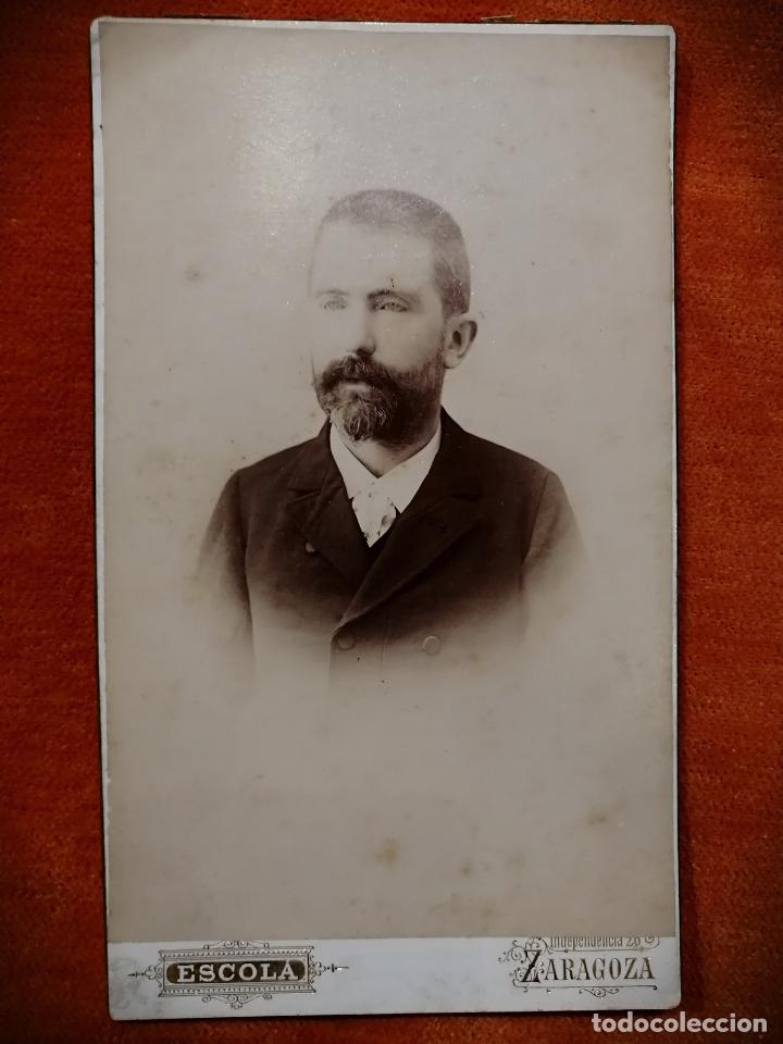 Fotograf&iacute;a antigua: FOTOGRAFIA ANTIGUA CABALLERO FINALES 1800. ESCOL&Aacute;-ZARAGOZA FOT. CASA REAL. PREMIADO M.PLATA 13x22CM