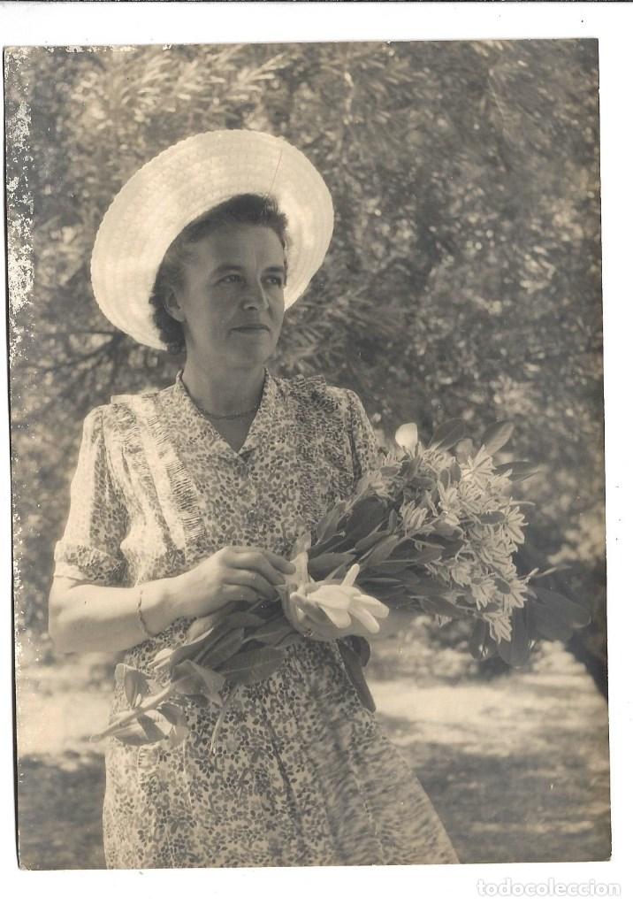 Fotograf&iacute;a antigua: E40- EXTRAORDINARIA FOTOGRAFIA ANTIGUA - UNA  DAMA CON RAMO FLORES-  de- 1.947    FOTO - - - - -