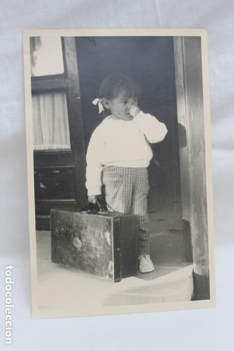Fotograf&iacute;a antigua: FOTOGRAFIA NI&Ntilde;A CON MALETA