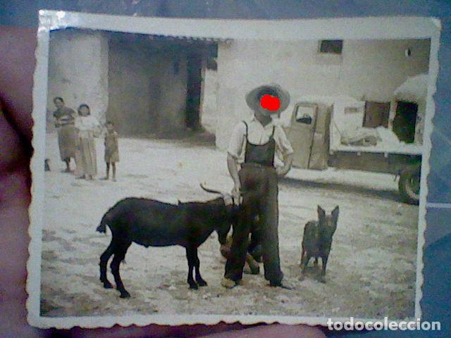 Fotograf&iacute;a antigua: GRANJERO CABRA NI&Ntilde;OS CAMION FOTOGRAFIA PARTICULAR ANIMADA ANTIGUA 7,8 X 6 CMS SELLO PUEBLO VALLECAS