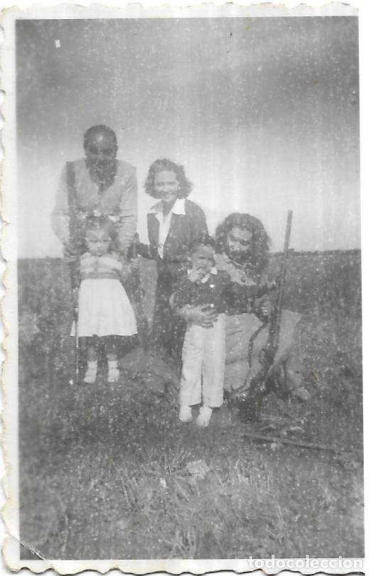 Fotografia antica: :::: FP26 - FOTOGRAFIA PEQUE&Ntilde;O FORMATO - GRUPO FAMILIAR EN EL CAMPO - 6,5 X 4,5 CM.