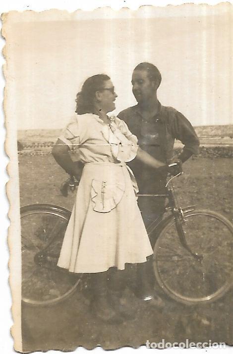 Fotografia antica: :::: FP54 - FOTOGRAFIA PEQUE&Ntilde;O FORMATO - PAREJA CON UNA BICICLETA - 5,5 X 4 CM.