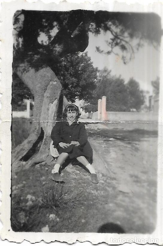Fotografia antica: :::: FP49 - FOTOGRAFIA PEQUE&Ntilde;O FORMATO - JOVENCITA SENTADA JUNTO A UN ARBOL - 6 X 4,5 CM.