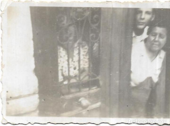 Fotografia antica: :::: FP43 - FOTOGRAFIA PEQUE&Ntilde;O FORMATO - SE&Ntilde;ORA Y JOVEN ASOMADOS EN UNA PUERTA - 6 X 4 CM.
