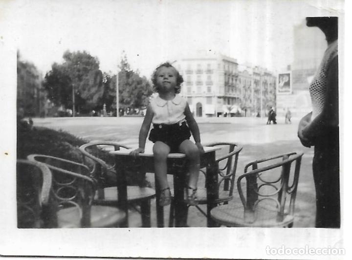 Fotografia antica: :::: FP38 - FOTOGRAFIA PEQUE&Ntilde;O FORMATO - NI&Ntilde;ITA SENTADA ENCIMA DE UNA MESA - 7 X 5 CM.