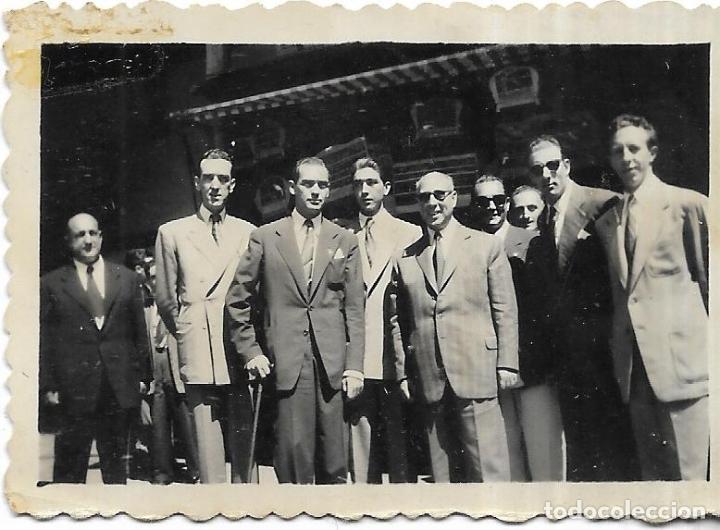 Fotografia antica: :::: FP36 - FOTOGRAFIA PEQUE&Ntilde;O FORMATO - GRUPO DE AMIGOS 6 X 4,5 CM.