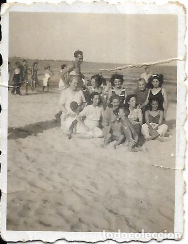 Fotografia antica: :::: FP22 - FOTOGRAFIA PEQUE&Ntilde;O FORMATO - GRUPO DE AMIGOS EN LA PLAYA - 4 X 3 CM.