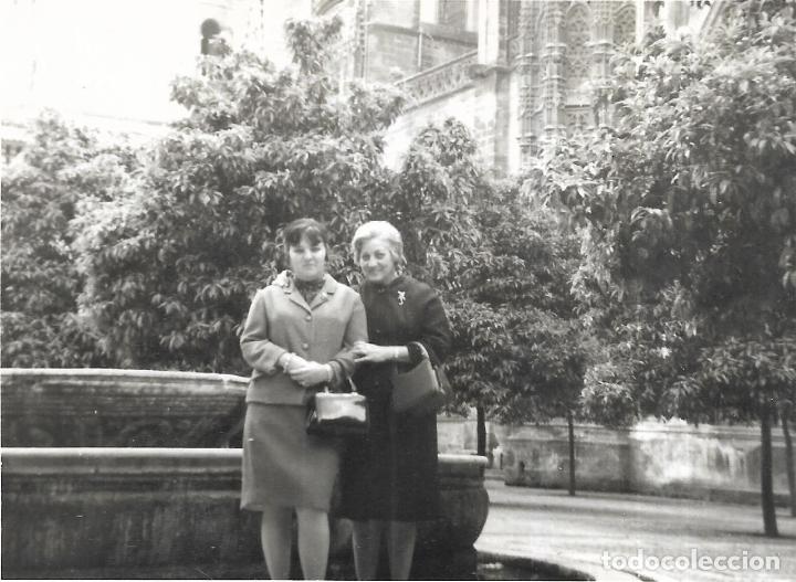 Alte Fotografie: == EE149 - FOTOGRAFIA - SE&Ntilde;ORA Y JOVEN EN SEVILLA