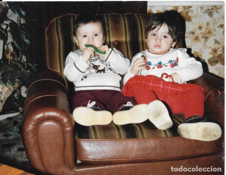 Fotograf&iacute;a antigua: :::: A522 - FOTOGRAFIA - DOS NI&Ntilde;ITOS SENTADOS EN UN SILL&Oacute;N