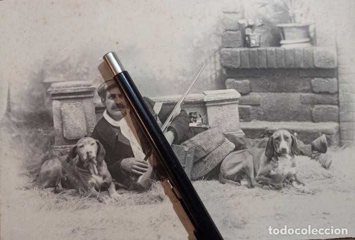 Fotograf&iacute;a antigua: Antigua fotograf&iacute;a de cazador con perros. L1