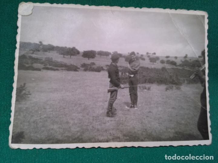 Alte Fotografie: DOS MUCHACHOS EN EL CAMPO CON UNA ESCOPETA DE PERDIGONES - 10.4 X 7.5 CM.