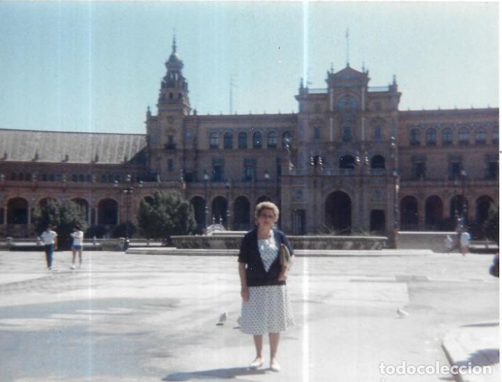 Fotograf&iacute;a antigua: :::: C368 - FOTOGRAFIA - SE&Ntilde;ORA EN UNA PLAZA