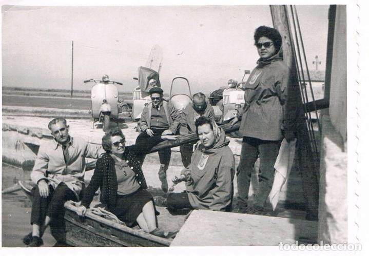Fotograf&iacute;a antigua: PAREJAS EN VESPA