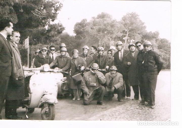 Fotograf&iacute;a antigua: MOTORISTAS Y VESPAS