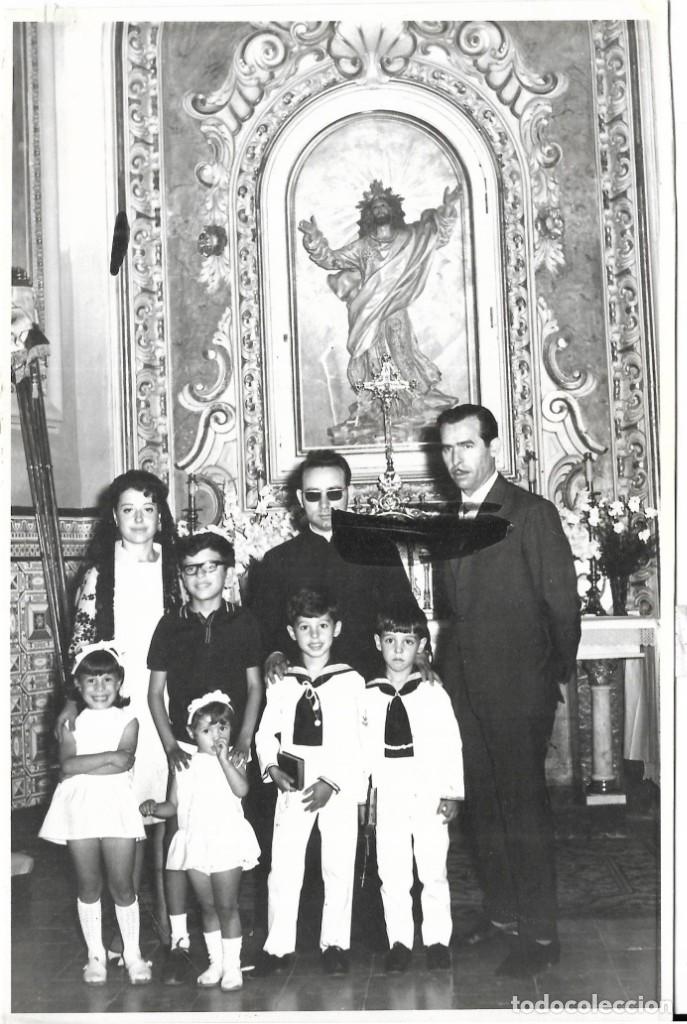 Fotograf&iacute;a antigua: :::: FF196 - FOTOGRAFIA - JOVENCITOS DE PRIMERA COMUNION CON SU FAMILIA - 17 X 11 CM.
