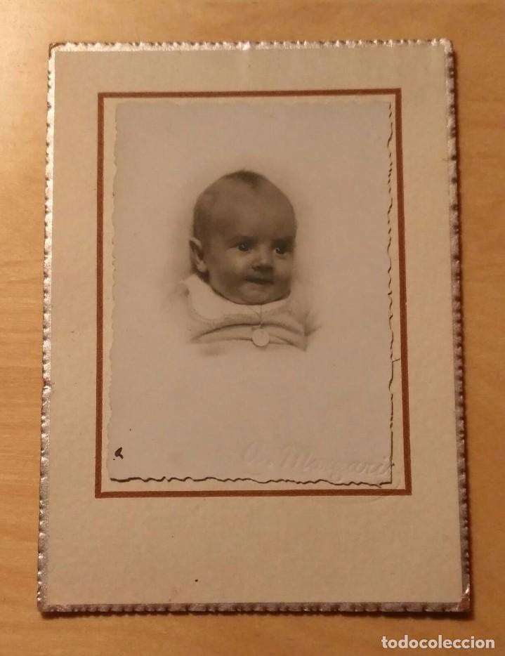 Fotograf&iacute;a antigua: FTP 41 Antigua Fotograf&iacute;a - Ni&ntilde;o beb&eacute; con medalla - A. Margari - Fechada julio 1940