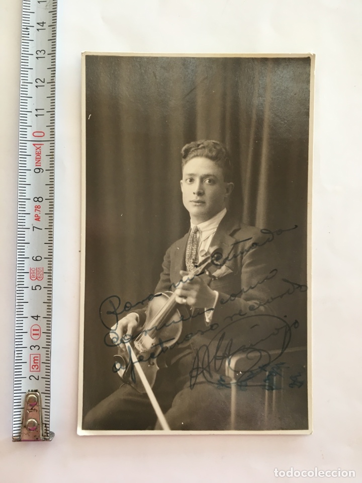 Fotograf&iacute;a antigua: FOTO. JOVEN PROMESA DEL VIOL&Iacute;N DEDICA ESTA FOTO A CARMEN. FOT&Oacute;GRAFO?. H. 1925?.