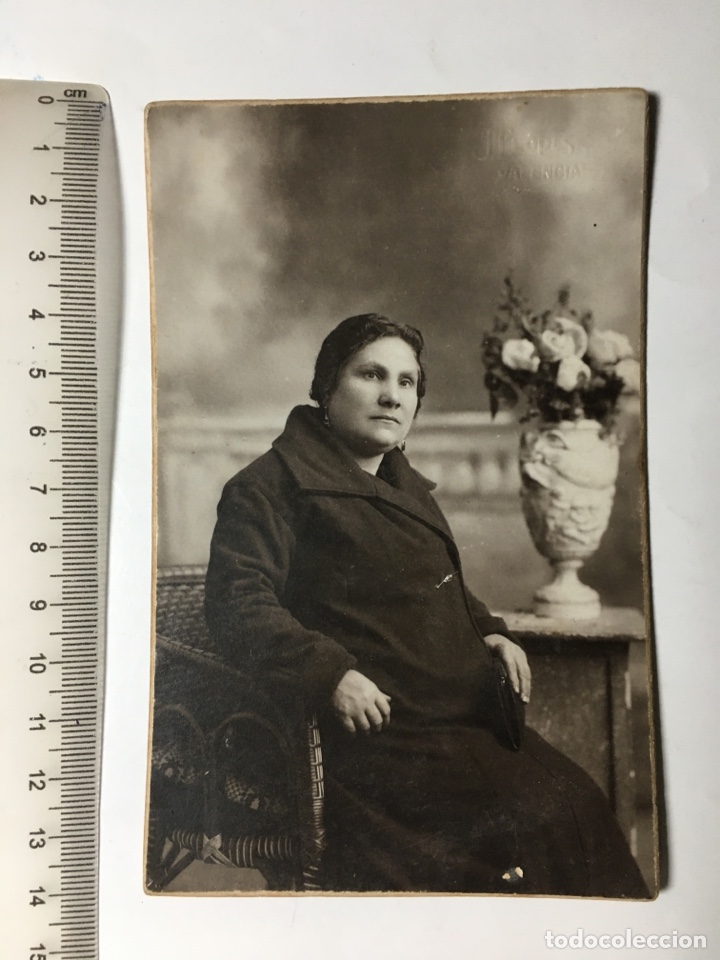 Fotografia antiga: FOTO. SE&Ntilde;ORA SENTADA JUNTO B&Uacute;CARO FLORES. J. LLOPIS, FOT&Oacute;GRAFO. VAL&Egrave;NCIA. A&Ntilde;O 1926.