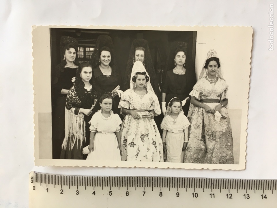 Alte Fotografie: FOTO. CLAVARIESAS Y VALENCIANAS. ANTES DE LA PROCESI&Oacute;N. REPORT. GR&Aacute;F. E. UTRILLAS. VAL&Egrave;NCIA. H.1960?
