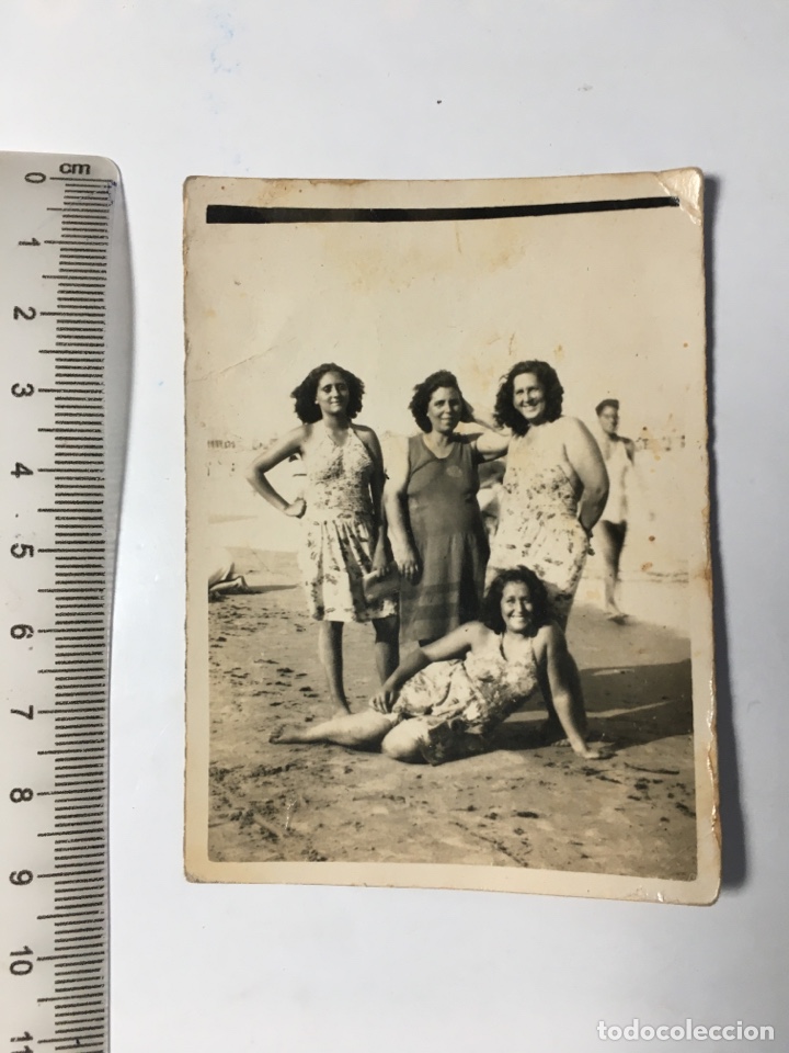 Photographie ancienne: FOTO. MADRE CON SUS TRES HIJAS EN UN D&Iacute;A DE PLAYA. FOT&Oacute;GRAFO?. H. 1940?.
