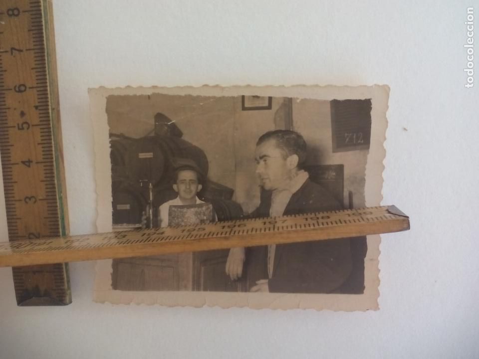 Antique Photography: ANTIGUA FOTOGRAF&Iacute;A, SE&Ntilde;OR CON CAMARERO EN BAR O TASCA, CREO QUE EN M&Aacute;LAGA