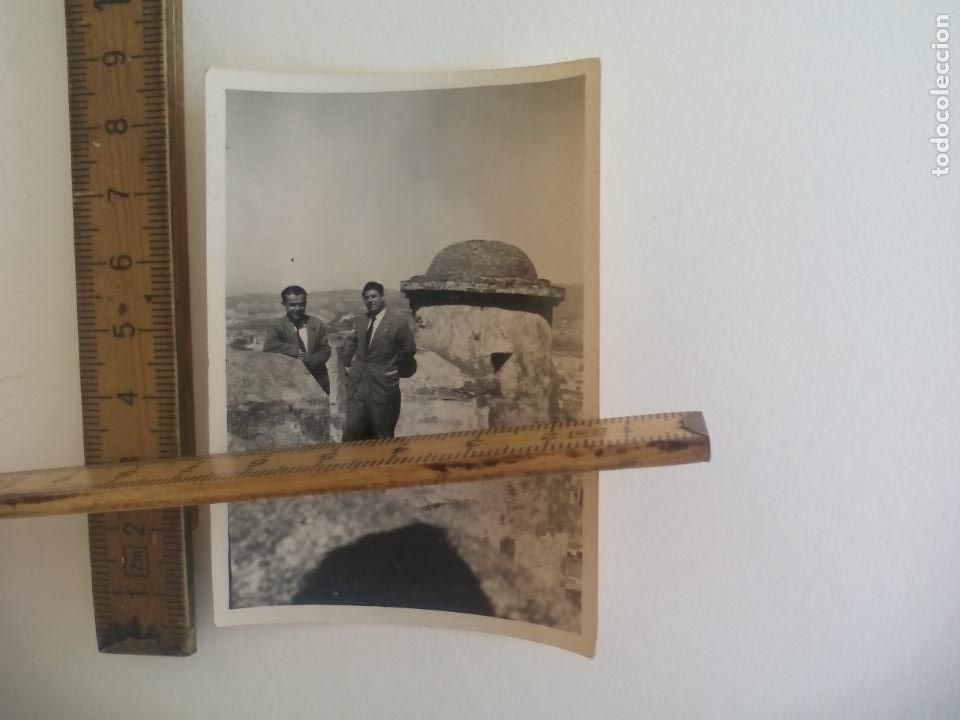 Fotografia antiga: ANTIGUA FOTOGRAF&Iacute;A, JOVENES , SE&Ntilde;ORES EN CASTILLO O SIMILAR CREO QUE DE M&Aacute;LAGA