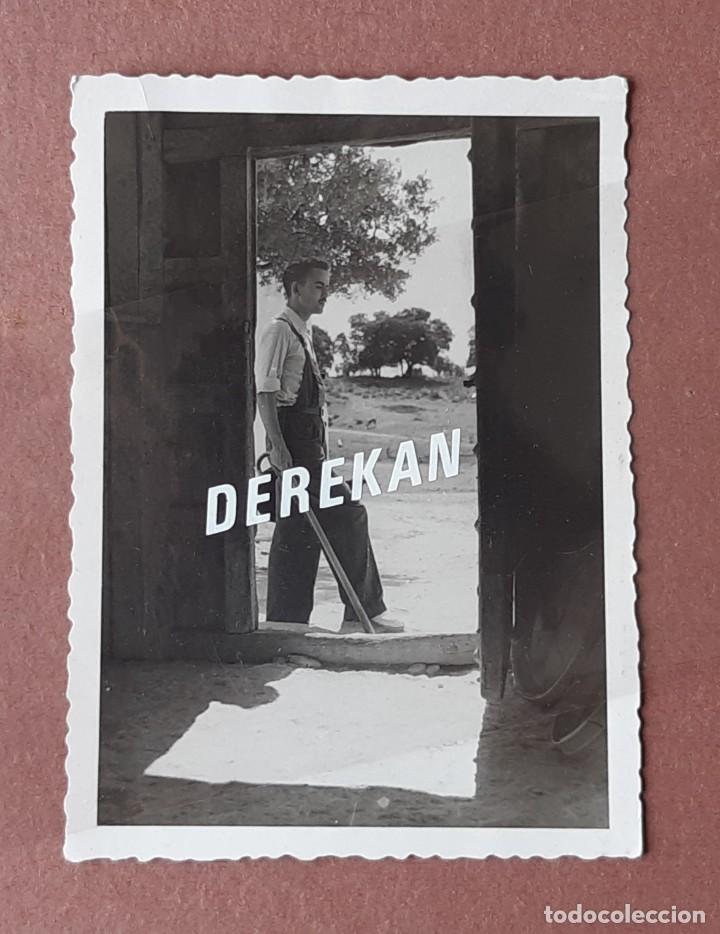 Fotografia antica: ANTIGUA FOTOGRAF&Iacute;A HOMBRE JUNTO A UNA PUERTA. A&Ntilde;OS 50. TROQUELADA.