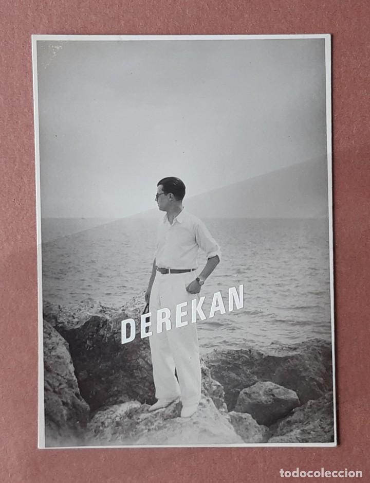 Fotografia antica: ANTIGUA FOTOGRAF&Iacute;A HOMBRE JUNTO AL MAR. 1946. A&Ntilde;OS 40.