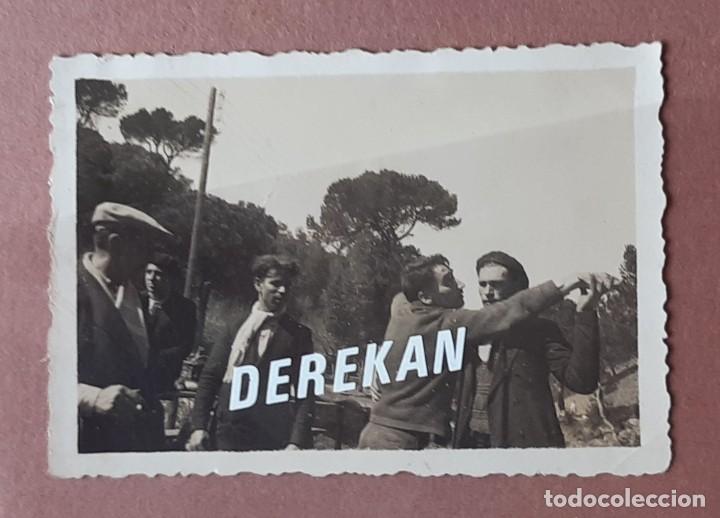 Fotograf&iacute;a antigua: ANTIGUA FOTOGRAF&Iacute;A GRUPO DE HOMBRES EN EL CAMPO. BAILE. A&Ntilde;OS 30. TROQUELADA. PAPEL SELO.