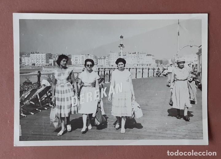 Fotografia antica: ANTIGUA FOTOGRAF&Iacute;A MUJERES EN BRIGHTON. 1959. A&Ntilde;OS 50.