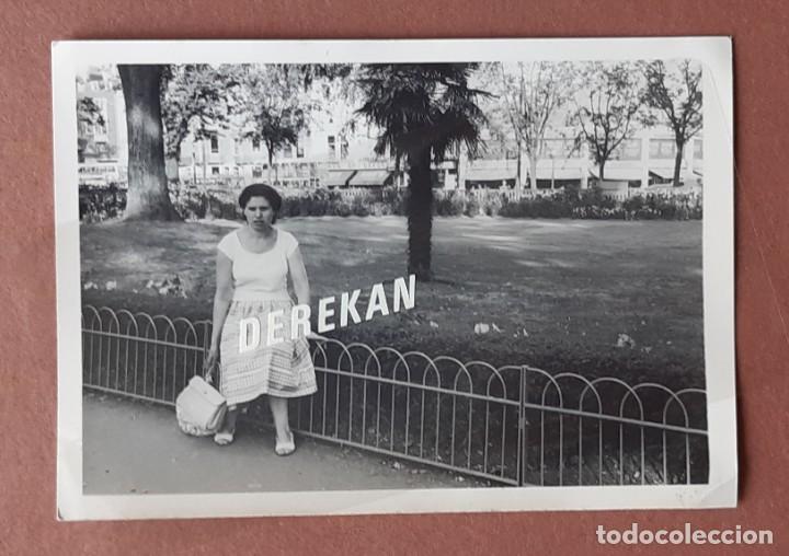 Fotograf&iacute;a antigua: ANTIGUA FOTOGRAF&Iacute;A MUJER EN BRIGHTON. 1959. A&Ntilde;OS 50.