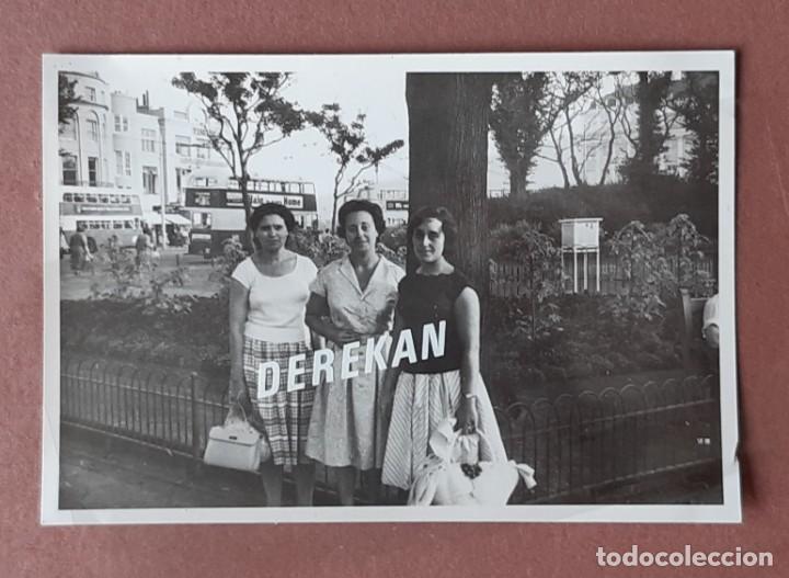 Fotograf&iacute;a antigua: ANTIGUA FOTOGRAF&Iacute;A MUJERES EN BRIGHTON. 1959. A&Ntilde;OS 50.