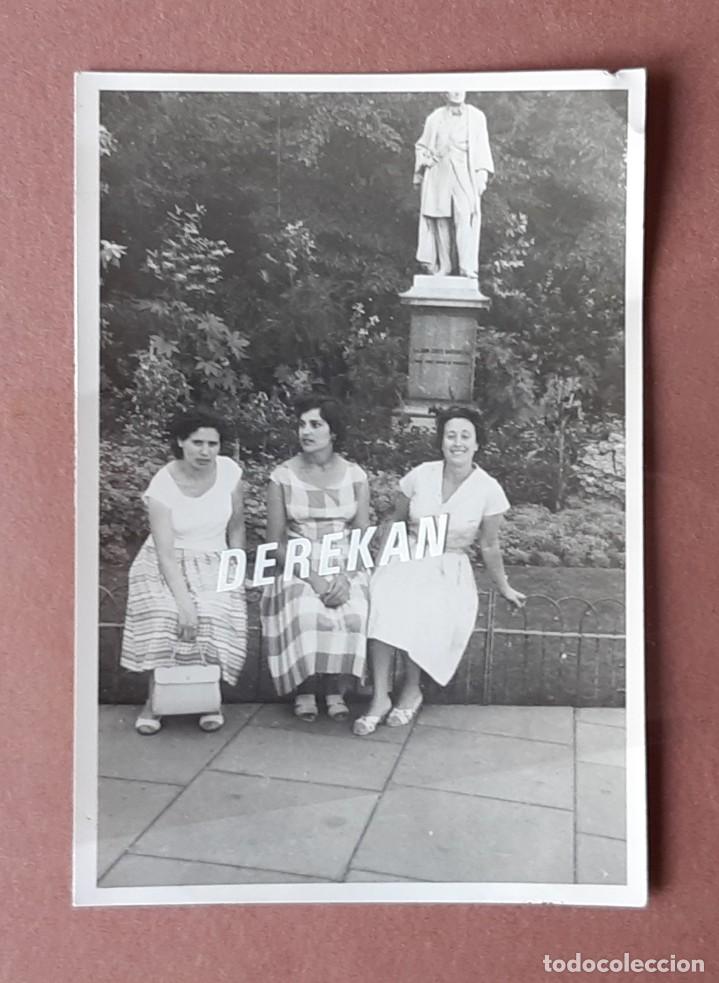 Fotograf&iacute;a antigua: ANTIGUA FOTOGRAF&Iacute;A MUJERES EN BRIGHTON. 1959. A&Ntilde;OS 50.