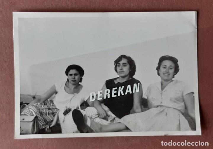 Fotograf&iacute;a antigua: ANTIGUA FOTOGRAF&Iacute;A MUJERES EN BRIGHTON. 1959. A&Ntilde;OS 50.