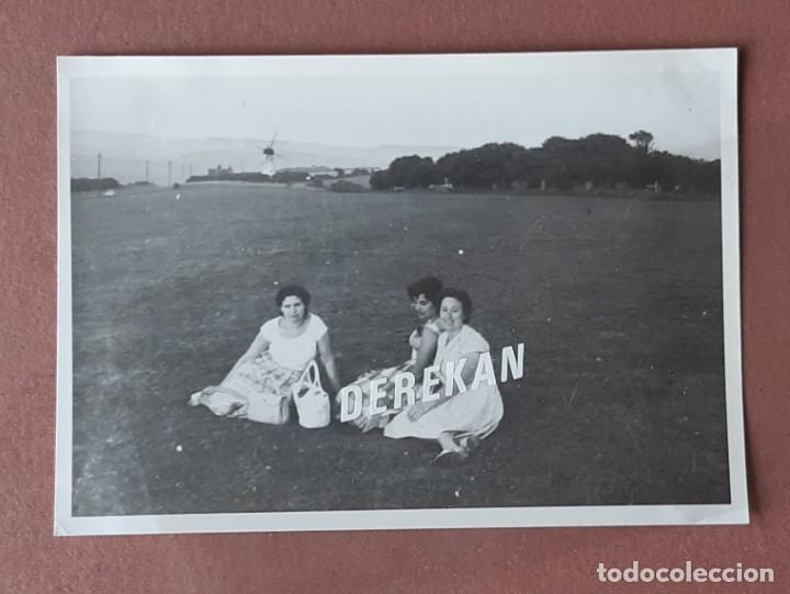 Fotograf&iacute;a antigua: ANTIGUA FOTOGRAF&Iacute;A MUJERES EN BRIGHTON. 1959. A&Ntilde;OS 50.